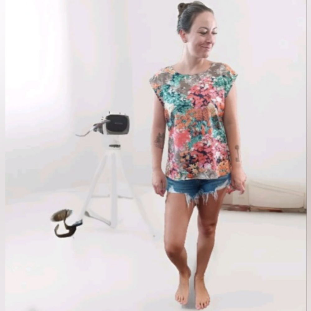 Moi Sleeveless High Low Floral Top Medium  NWT